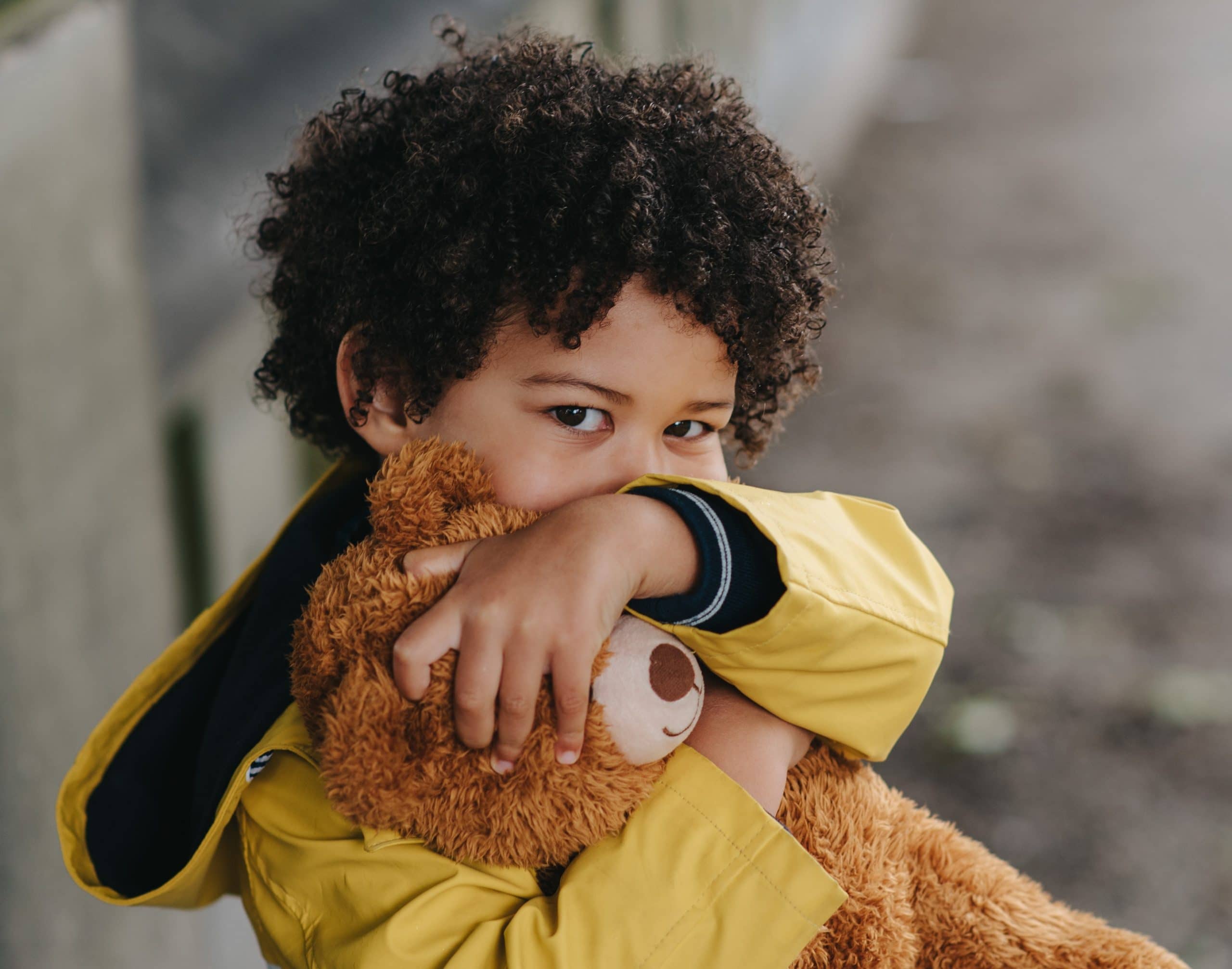 Timidez Infantil Timidez Insegurança. Uma Criança Indefesa Procura Apoio De  Um Pai. Garotinha Linda Escondida Atrás Imagem de Stock - Imagem de  feriado, felicidade: 279434879